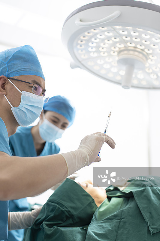 女子做面部整形手术图片素材