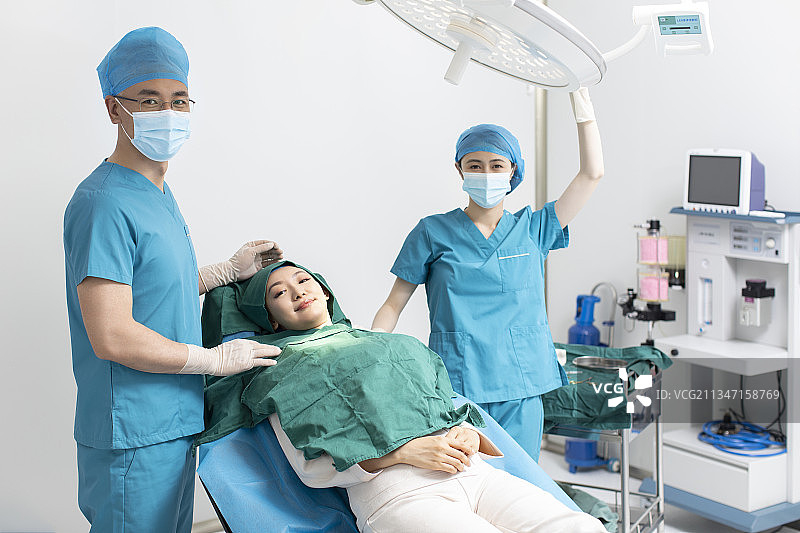 女子做面部整形手术图片素材