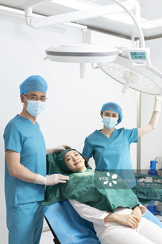 女子做面部整形手术图片素材