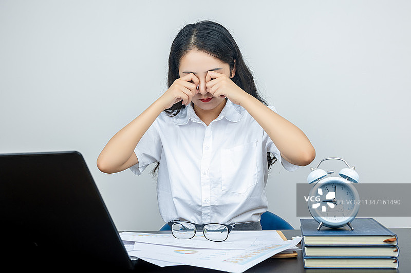 亚洲职场女性工作疲惫眼部疲劳做眼保健操图片素材