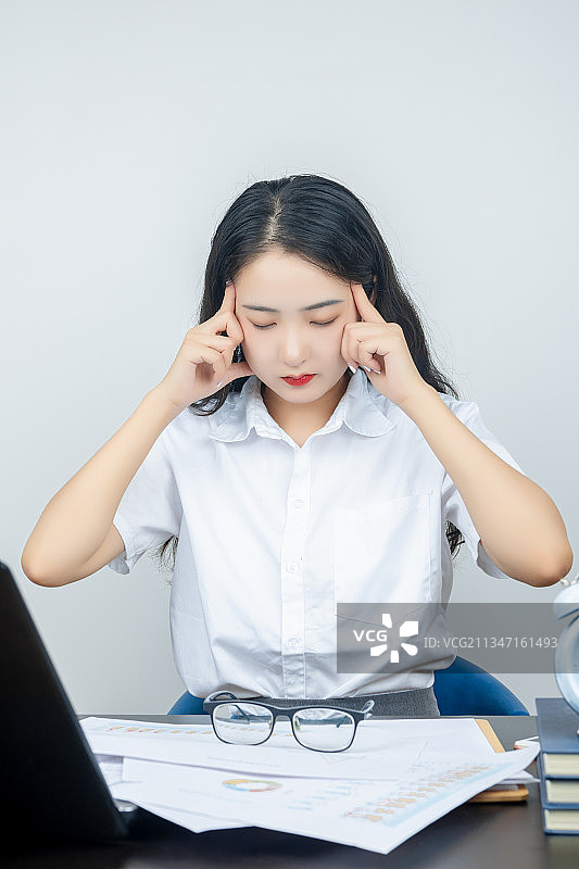 亚洲职场女性工作疲惫眼部疲劳做眼保健操图片素材