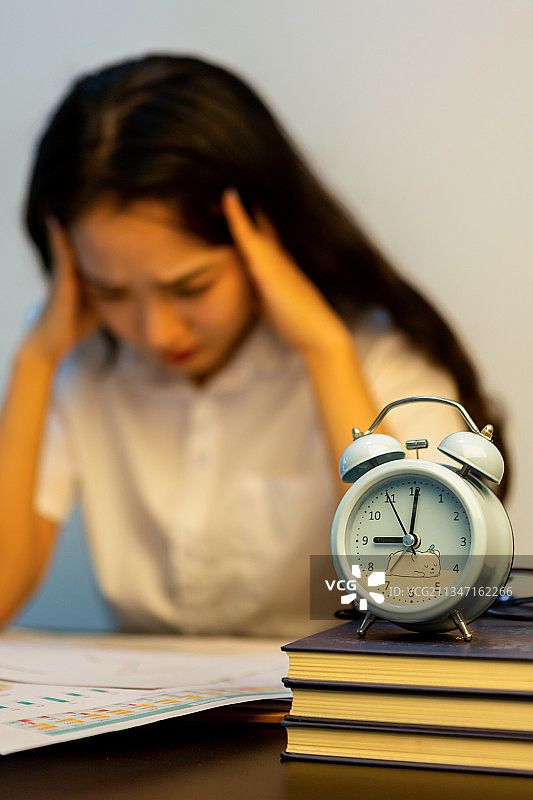 夜晚亚洲职场女性工作思考焦虑痛苦图片素材