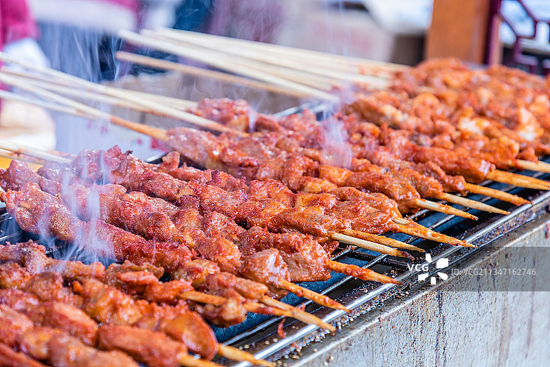 中国小吃烤羊肉串特写图片素材