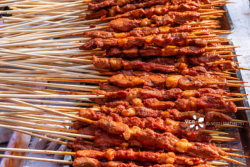 中国小吃烤羊肉串特写图片素材
