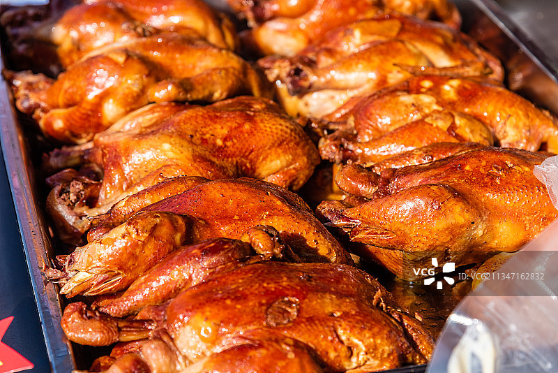 烤盘上新出炉的烧鸡熏鸡图片素材