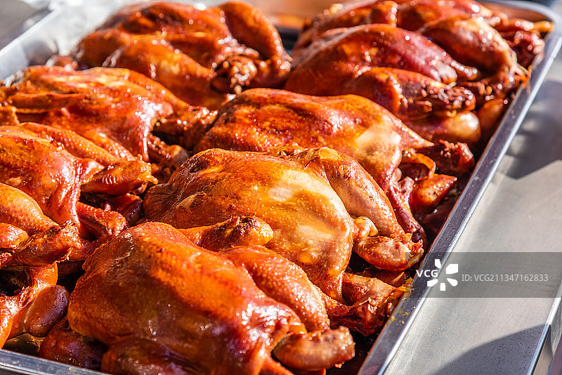 烤盘上新出炉的烧鸡熏鸡图片素材