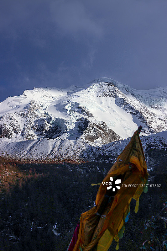 经幡背后的雅拉雪山图片素材