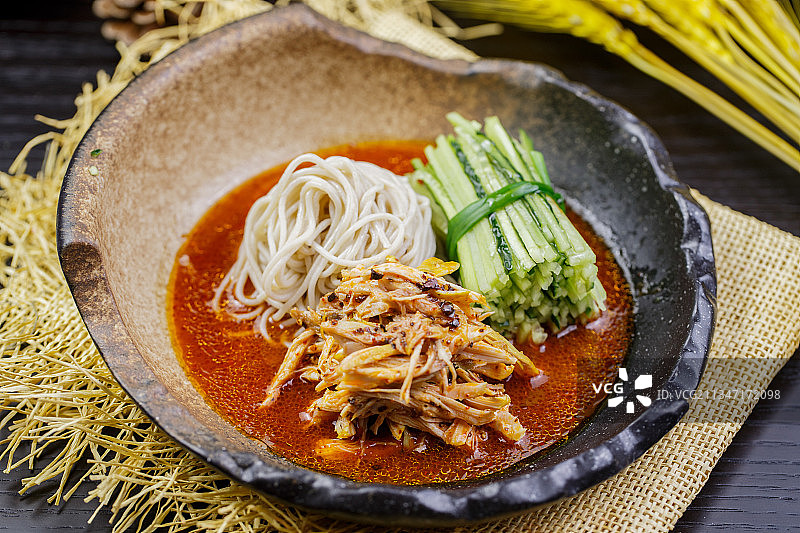 鸡丝荞麦面凉拌图片素材
