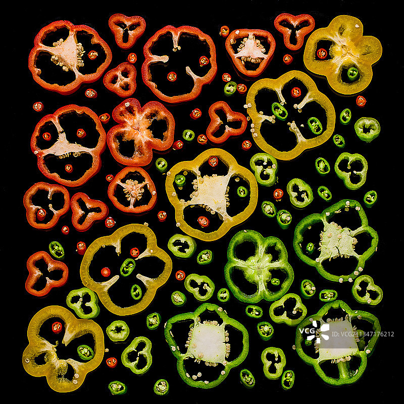 切开的柿子椒整齐排列图片素材