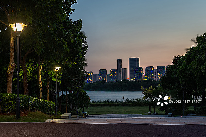 路灯下CBD前的城市公园图片素材