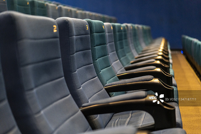电影院里排成一排的座椅图片素材