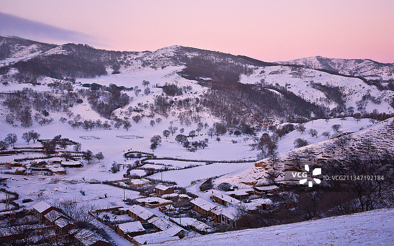 蛤蟆坝村的冬日清晨图片素材