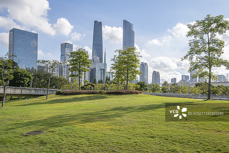 蓝天白云下的广州珠江新城天际线和草地图片素材