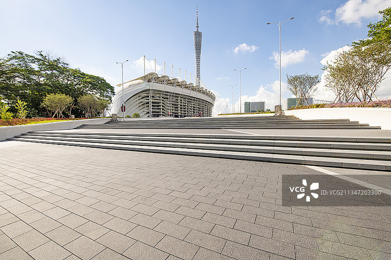 蓝天白云下的广州塔和广州海心沙亚运公园图片素材