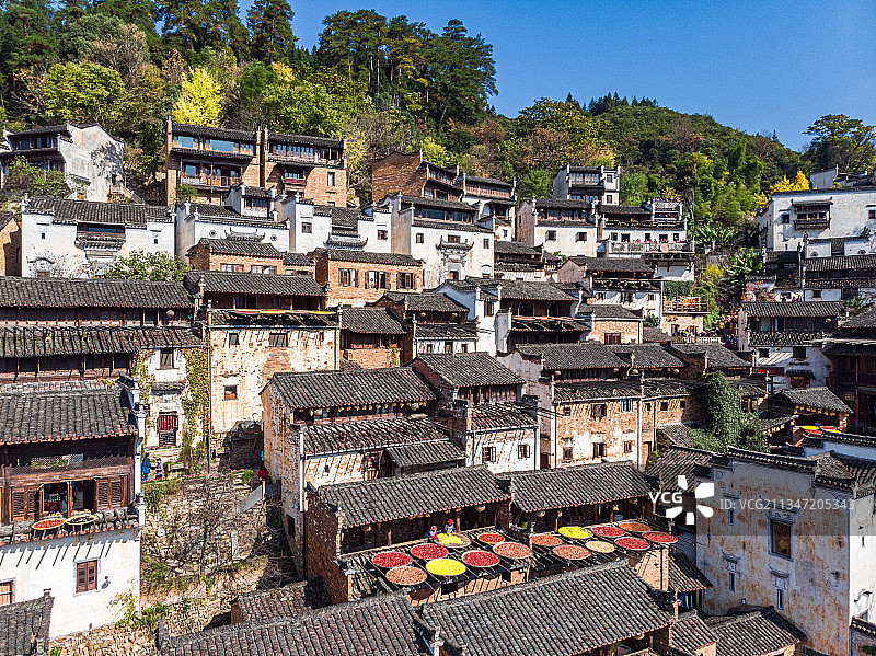江西省上饶市婺源县篁岭景区民俗晒秋航拍图片素材
