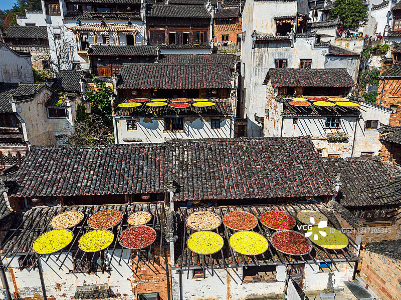 江西省上饶市婺源县篁岭景区晒秋航拍图片素材