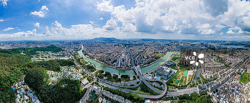 广东省江门市蓬江两岸城市天际线全景图片素材
