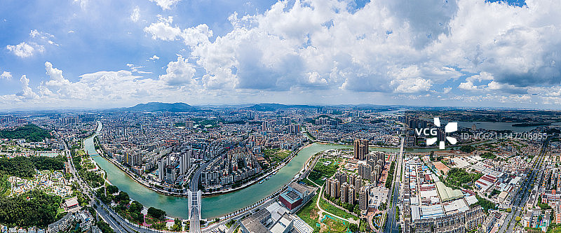 广东省江门市蓬江两岸城市天际线全景图片素材
