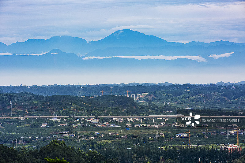 成都郊外望远山图片素材