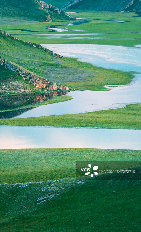 中国新疆巴音布鲁克大草原夏季日落风光图片素材