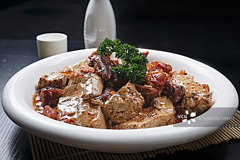 老汤牛肉烩黑豆腐图片素材