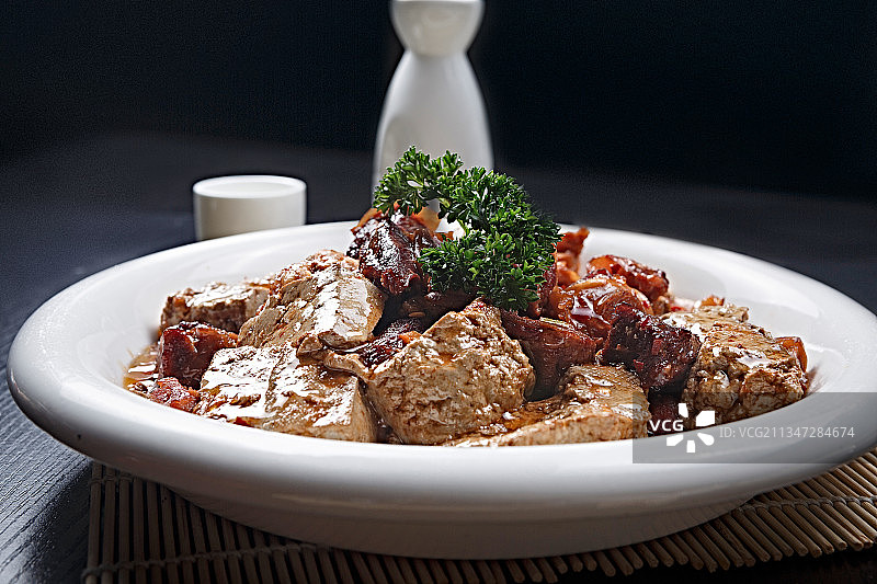 老汤牛肉烩黑豆腐图片素材