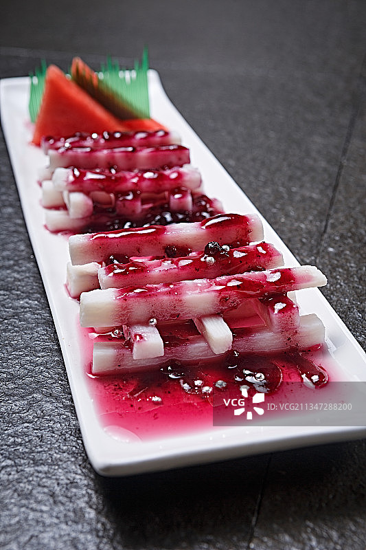 白色瓷盘装的蓝莓山药图片素材