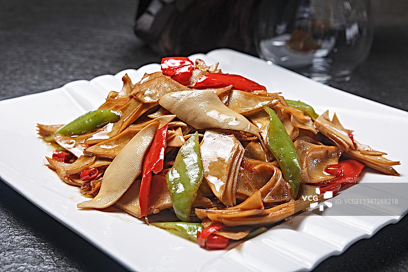 白色瓷盘装的尖椒豆腐皮图片素材