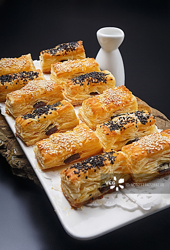 半打榴莲酥摆放在黑色背景上图片素材