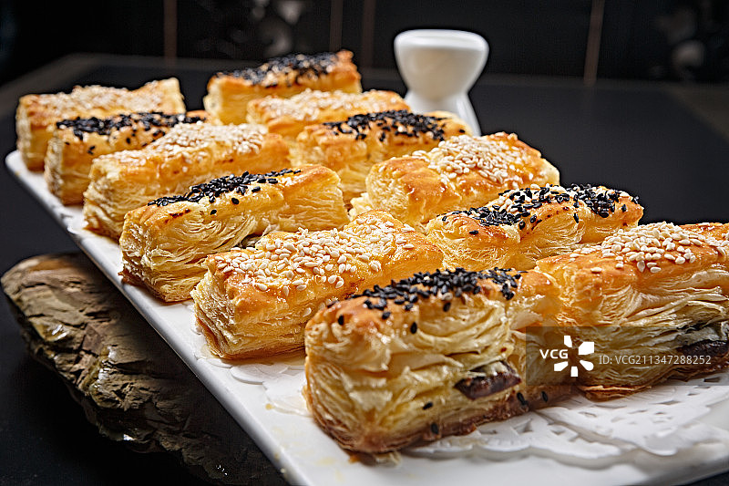 半打榴莲酥摆放在黑色背景上图片素材