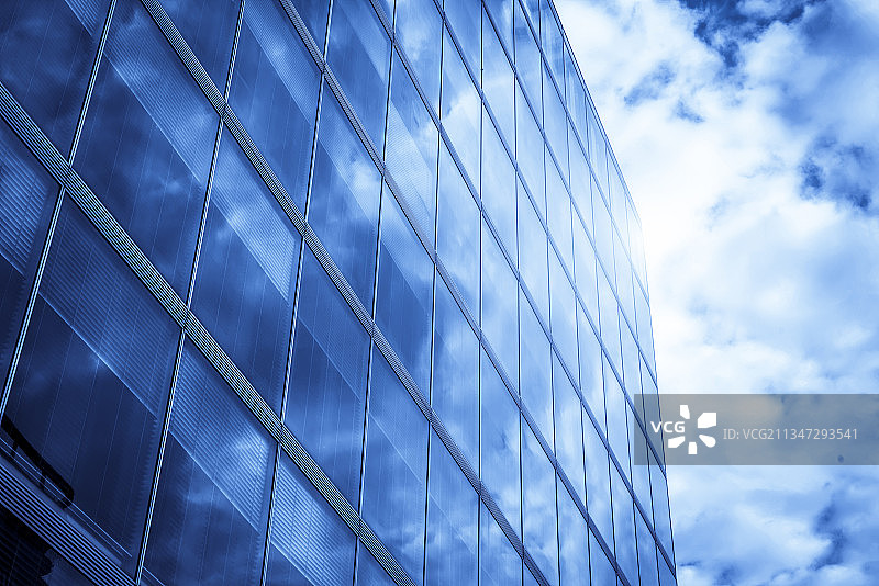 城市办公楼建筑局部和外立面玻璃图片素材
