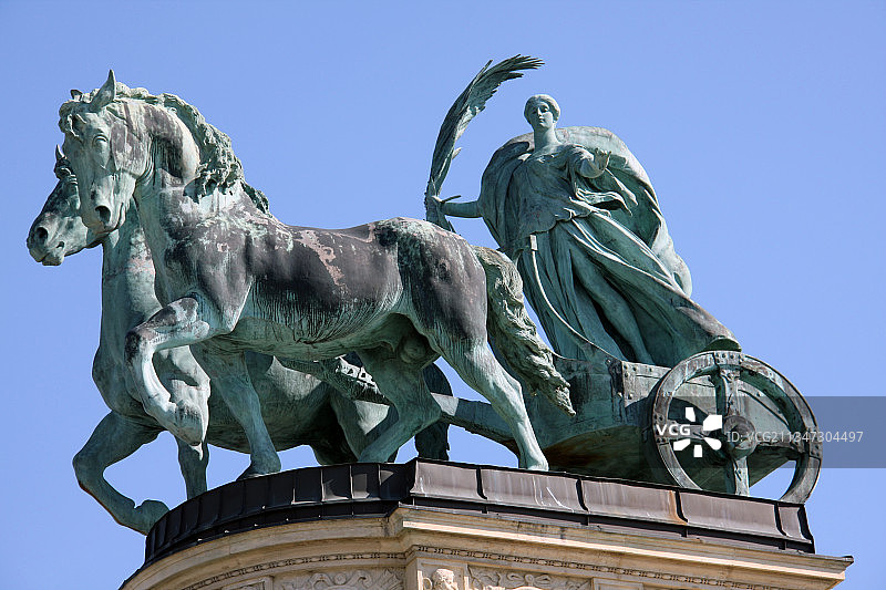 匈牙利布达佩斯青铜女神雕塑图片素材