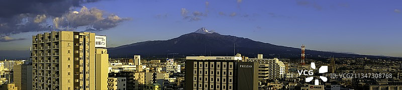 日本沼津市富士山全景图片素材