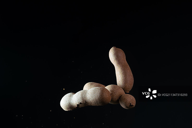 酸角跳动到半空黑底棚拍广告创意素材图片素材