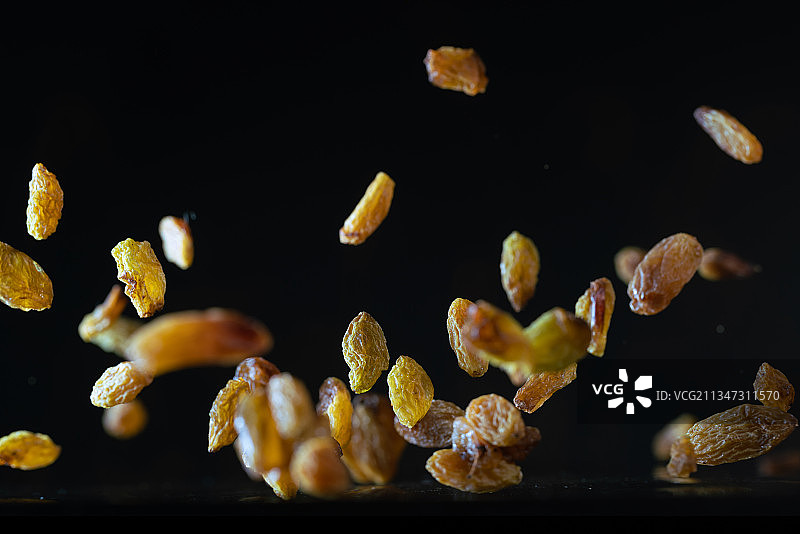 葡萄干跳动瞬间黑底背景创意摄影棚拍图片素材