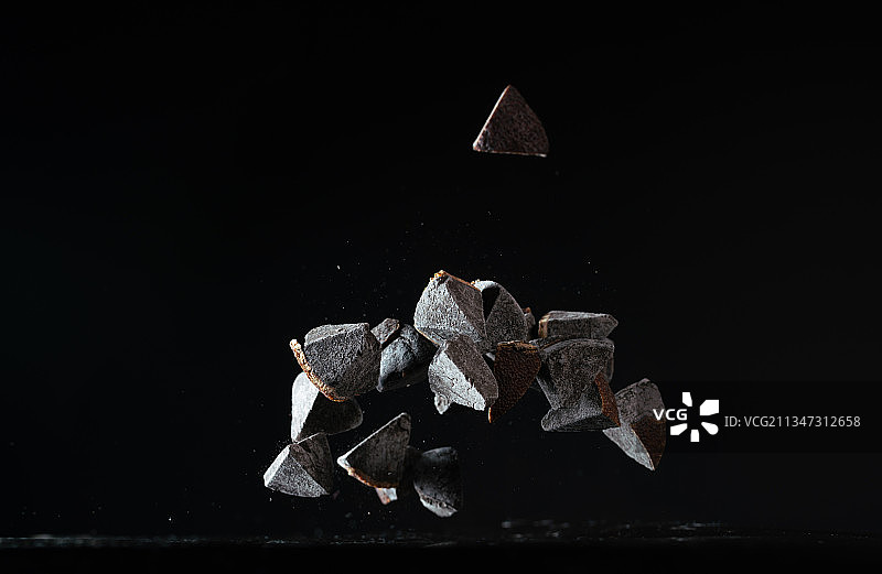 八仙果跳动瞬间黑底背景创意摄影棚拍图片素材