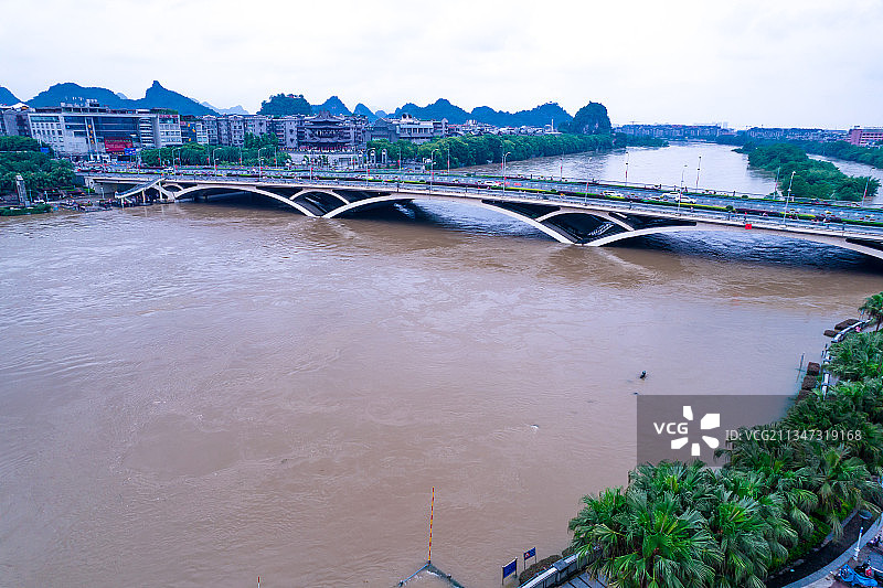 桂林夏季暴雨后漓江暴涨图片素材