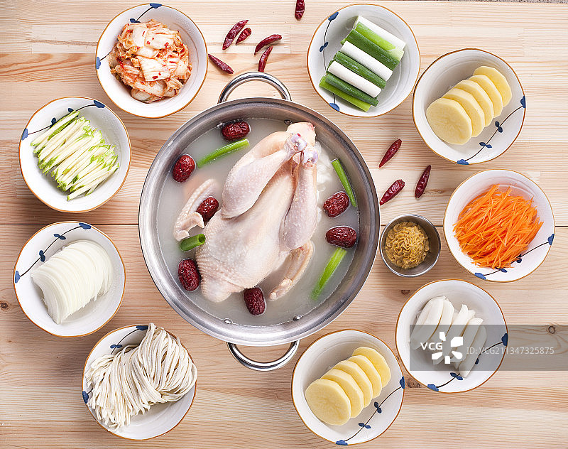 木板上放着的滋补鸡汤锅图片素材