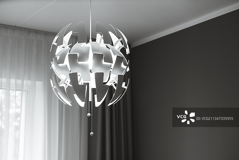 天花板上的吊灯低角度视图图片素材