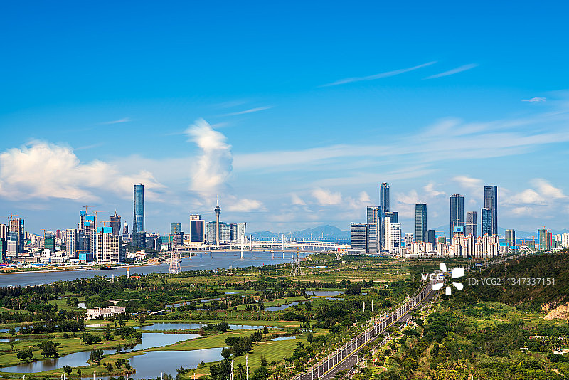 粤港澳大湾区珠海横琴与澳门城市天际线全景图片素材