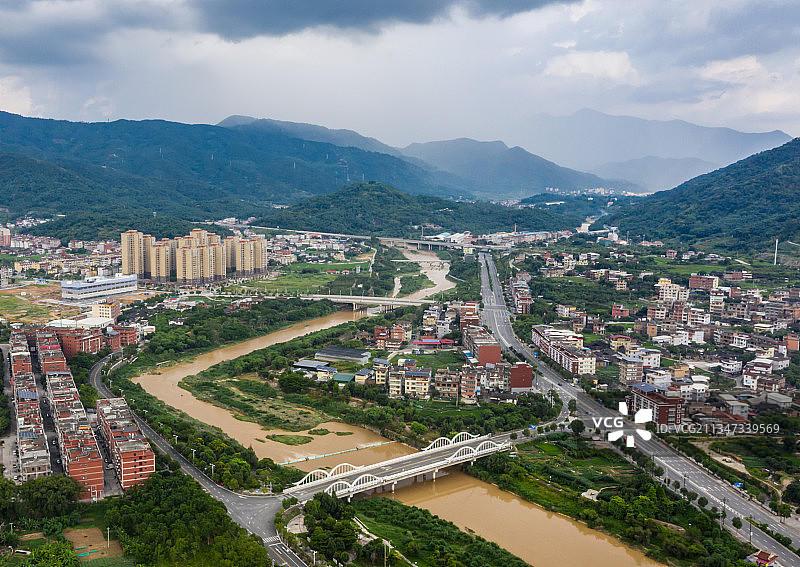 航拍永春城郊，建筑、远山和弯曲的小溪、桥、道路、图片素材