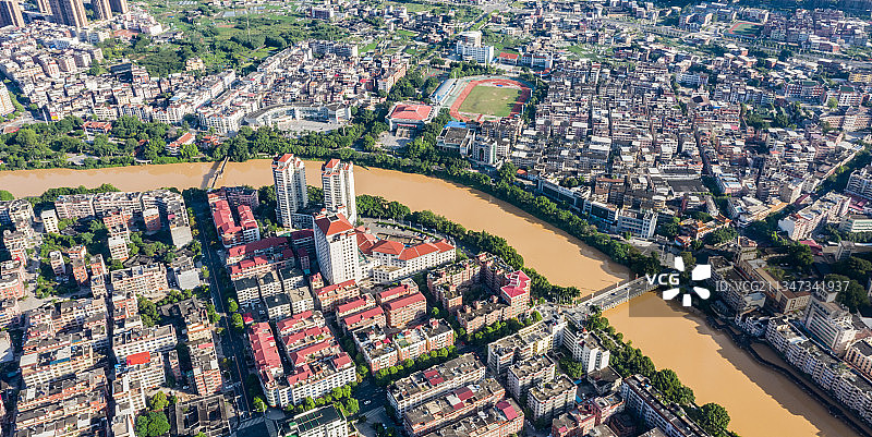 河流从密集的建筑中蜿蜒而过的县城。图片素材