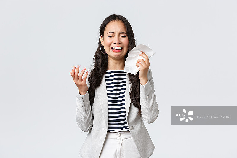 面带微笑的年轻女人拿着麦克风站在白色背景前图片素材