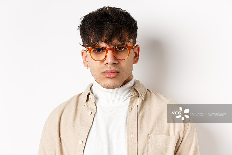 戴眼镜的自信男人肖像图片素材