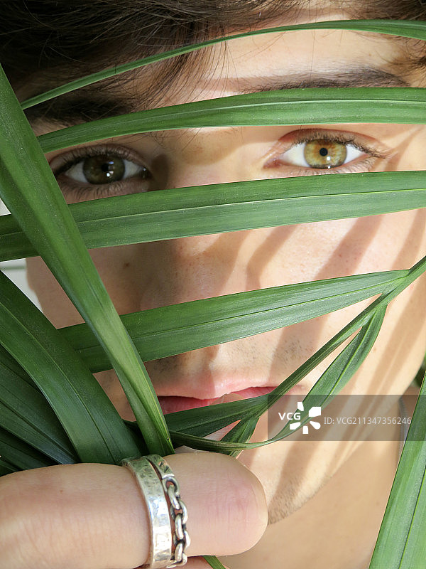 巴塞罗那的绿叶女子特写，西班牙图片素材