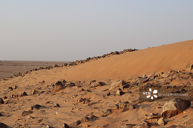 沙特阿拉伯的沙漠与晴朗天空景色图片素材