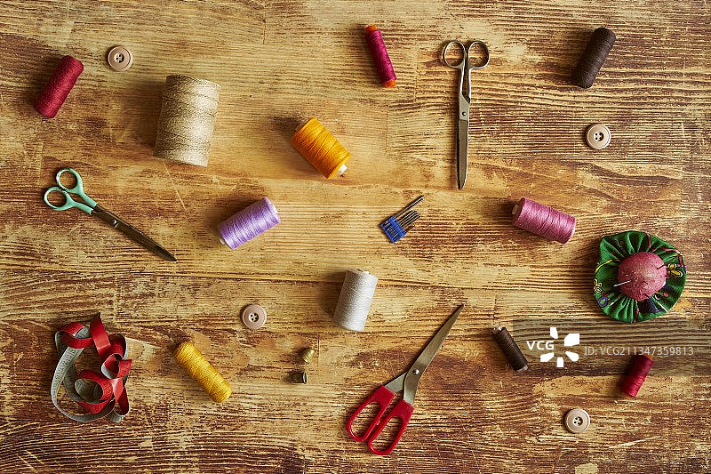 波兰：木桌上各种工作工具的俯视图图片素材