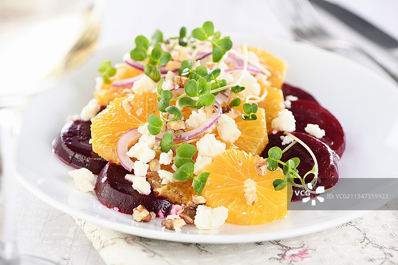 特写食物在盘子上的桌子图片素材