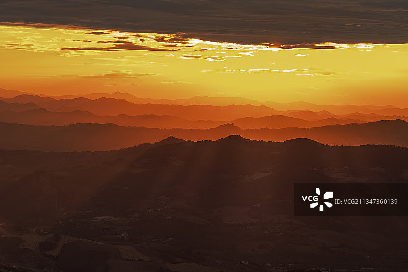 圣马力诺橙色天空下的群山剪影图片素材