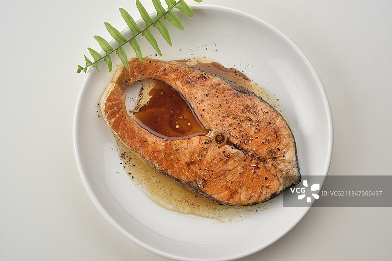 白色背景中盘里的食物俯视图图片素材